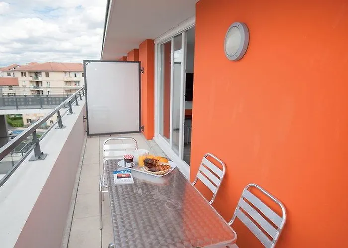 Adonis Paris Sud Шевийи-Ларю