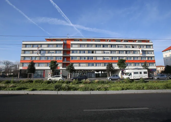 Adonis Paris Sud Апарт-отель 3*