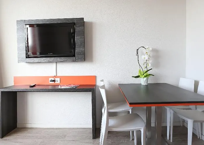 Adonis Paris Sud Шевийи-Ларю