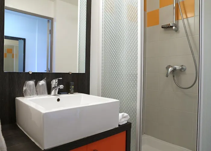 Adonis Paris Sud Шевийи-Ларю